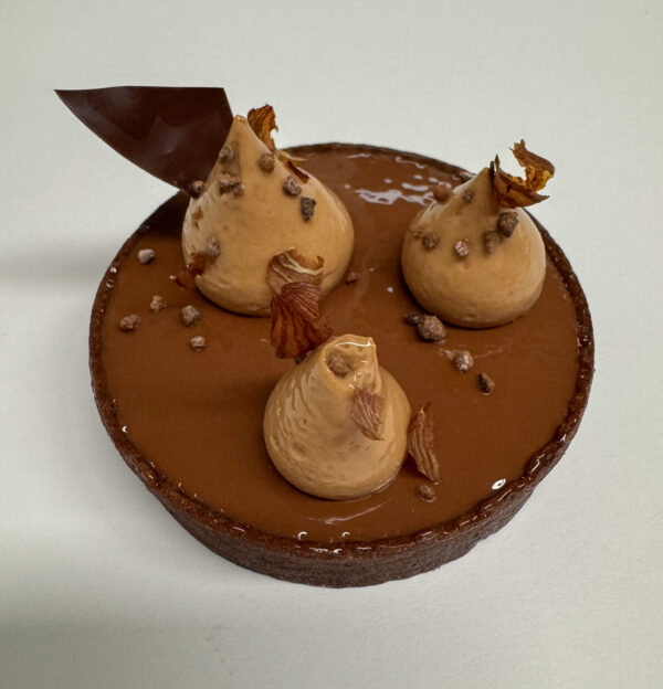 Succombez à notre tartelette au chocolat praliné : une pâte croustillante, un praliné fondant et une ganache onctueuse au chocolat. Une bouchée de pur plaisir à découvrir chez Beurre Noisette !
